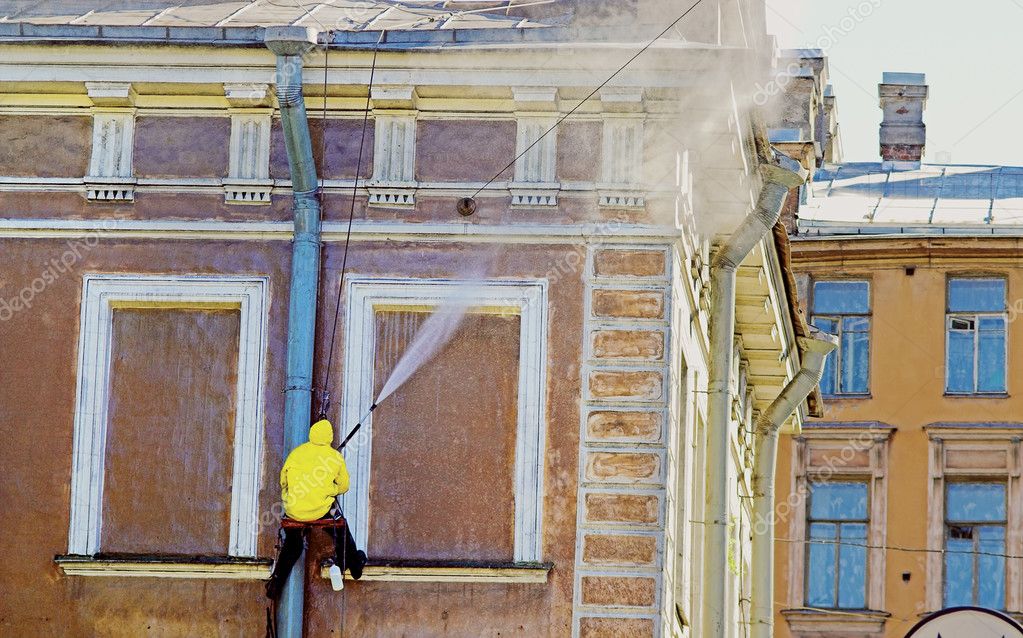 Exemple de pression intense pour nettoyer une vieille façade d'immeuble