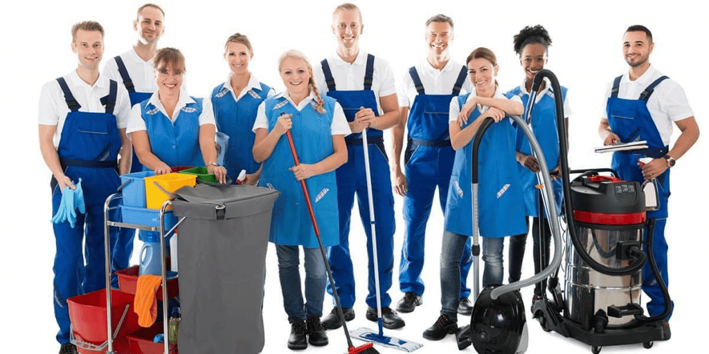 Equipe professionnelle pour nettoyer une façade extérieure