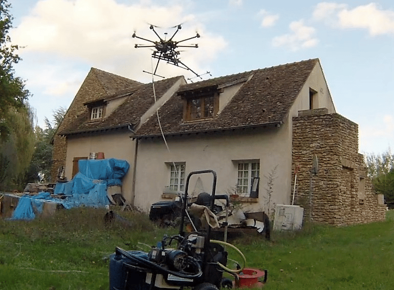 Nettoyage d'une toiture avec une drone