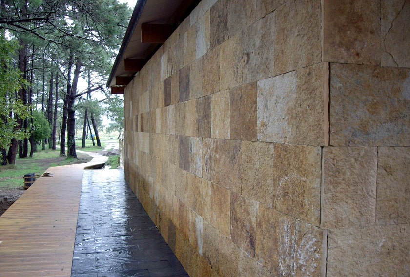 Comment nettoyer une façade en pierre naturelle ?