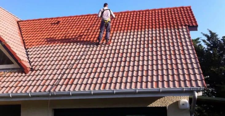 Nettoyage d'une toiture en tuiles béton par un professionnel