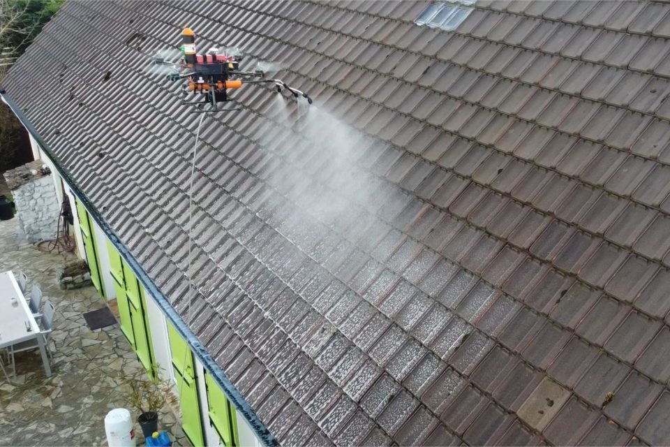 Nettoyage de toiture par un drone 