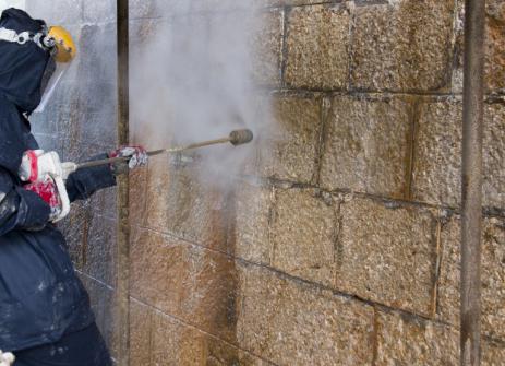 Nettoyage par nébulisation d'une façade en pierre par un expert