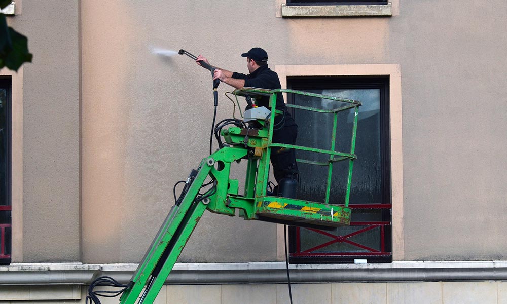 Professionnel en action lors d'un nettoyage de façade