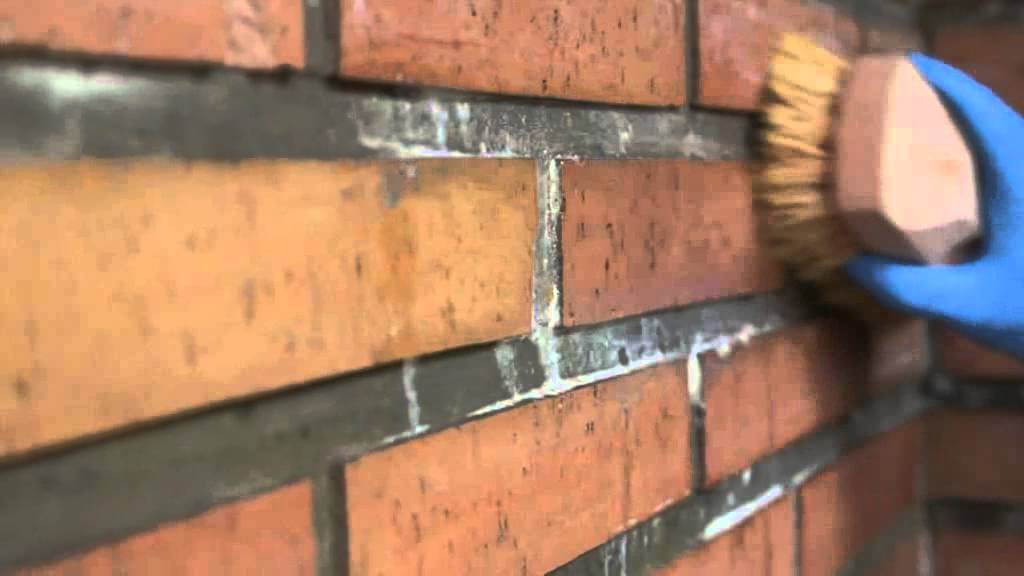 Nettoyage d'une façade en brique avec une brosse