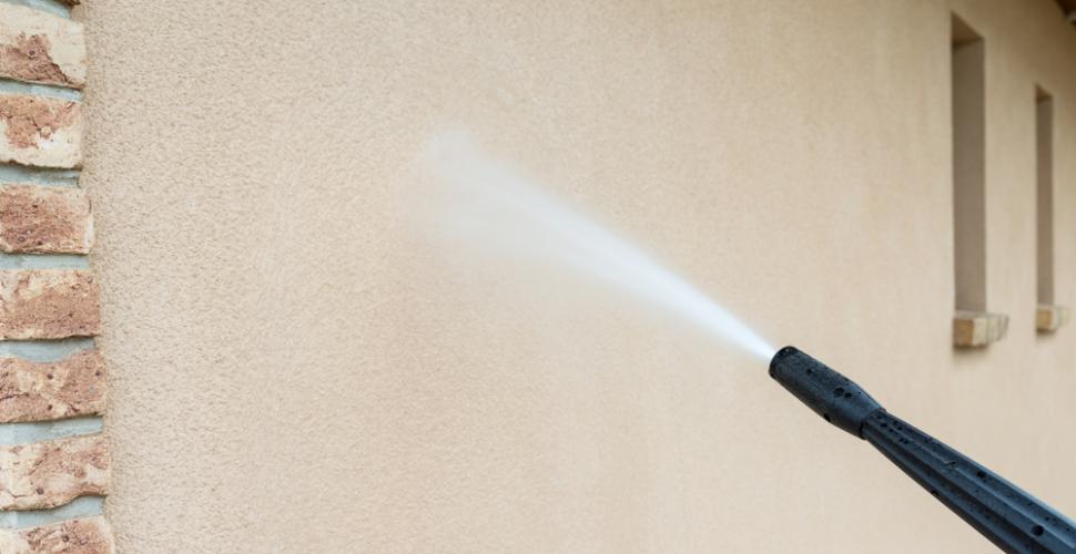 Nettoyage des murs extérieurs avec un jet d'eau